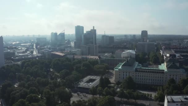 Incroyable photo aérienne de drone du quartier des affaires moderne de Tallinn, Estonie — Video