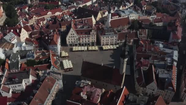 Uitzicht vanuit de lucht op het middeleeuwse stadhuis en het stadhuis van Tallinn, de hoofdstad van Estland — Stockvideo