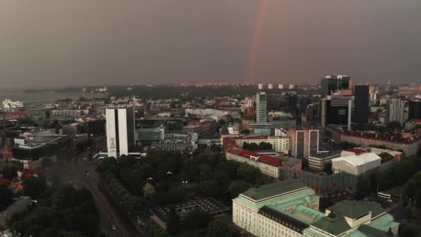 Incredibile ripresa aerea drone del moderno quartiere degli affari di Tallinn, Estonia — Video Stock