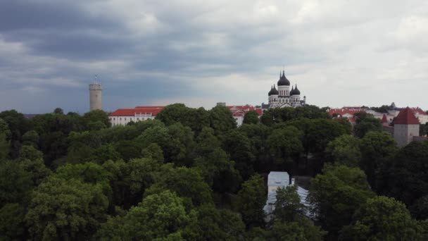 Letecký pohled na středověké město Tallinn v Estonsku, Pobaltí. — Stock video