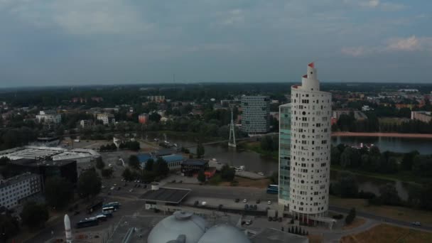 Το αστικό τοπίο της πόλης Τάρτου στην Εσθονία. Αεροφωτογραφία της μαθητικής πόλης Tartu. — Αρχείο Βίντεο
