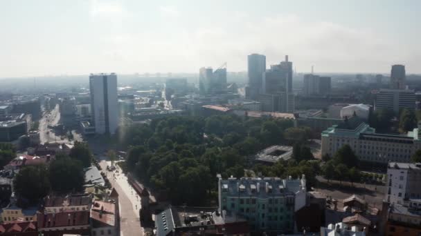 Geweldige antenne drone shot van moderne zakenwijk van Tallinn, Estland — Stockvideo