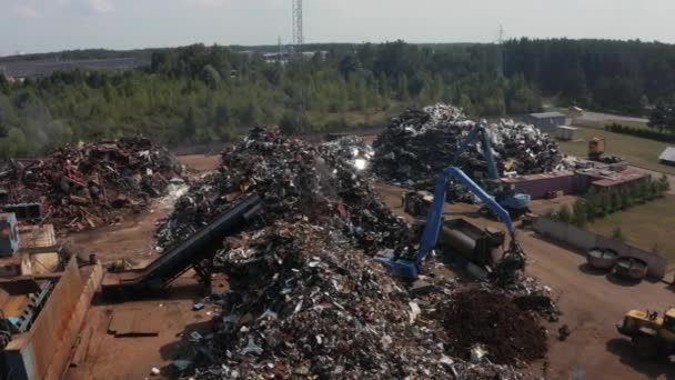 Старі зруйновані автомобілі на смітнику чекають подрібнення в парку переробки — стокове відео