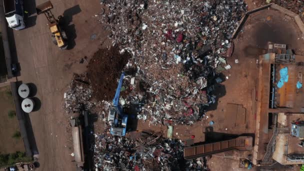 Alte Autowracks auf einem Schrottplatz warten darauf, auf einem Recyclinghof geschreddert zu werden — Stockvideo
