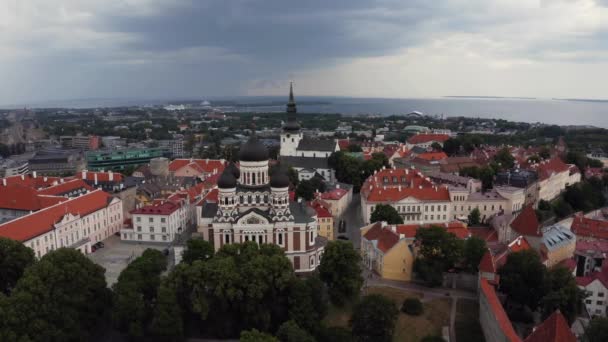 Flygfoto över medeltida Tallinn stad i Estland, Baltikum. — Stockvideo