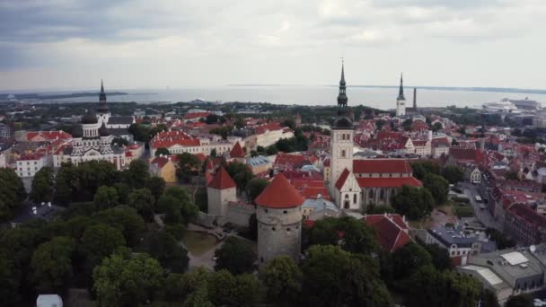 Luftaufnahme der mittelalterlichen Stadt Tallinn in Estland, Baltikum. — Stockvideo