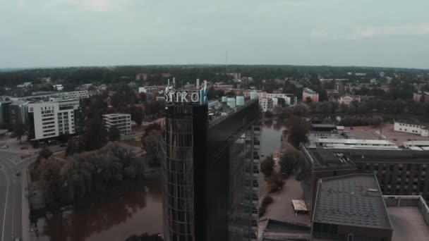 Stadsgezicht van de stad Tartu in Estland. Luchtfoto van de studentenstad Tartu. — Stockvideo