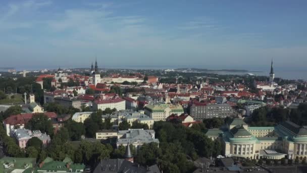 Luchtfoto van de middeleeuwse stad Tallinn in Estland, Baltische staten. — Stockvideo