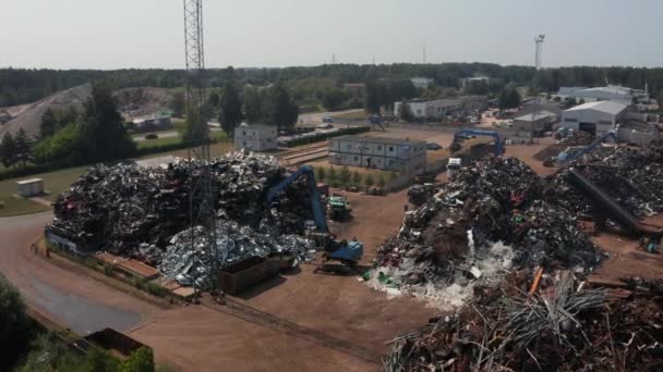 Stare wraki samochodów na złomowisku czekające na rozdrobnienie w parku recyklingu — Wideo stockowe