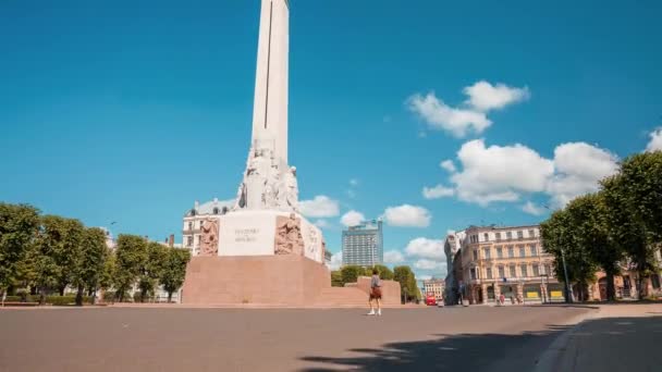 Timelapse of the Freedom Monument in Riga, Latvia. — стоковое видео