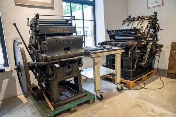 Oude typografie drukmachine met letterstalen. — Stockfoto