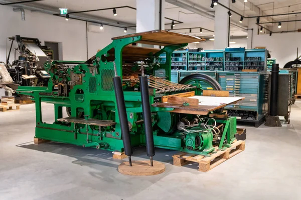 Oude typografie drukmachine met letterstalen. — Stockfoto