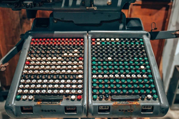 De sleutels van een oude typemachine. Een oud mechanisme. Geheime boodschap. — Stockfoto