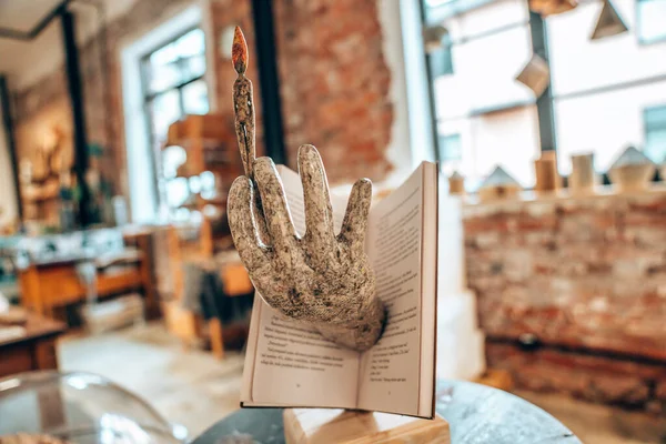 Pendidikan belajar konsep dengan membuka buku atau buku teks di perpustakaan tua — Stok Foto