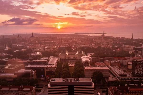 Panoramisch uitzicht op de oude stad Tallinn bij zonsondergang, Estland. — Stockfoto