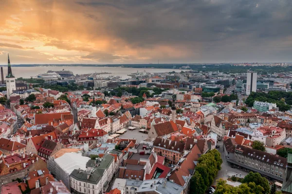 Middeleeuwse Tallinn, vanuit de lucht uitzicht op het heldere — Stockfoto