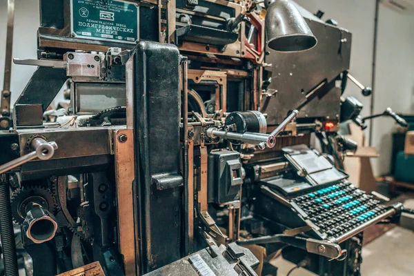 Old typography printing machine with letter samples. — Fotografia de Stock