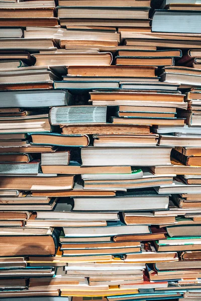 Muitos livros antigos em uma livraria ou biblioteca . — Fotografia de Stock