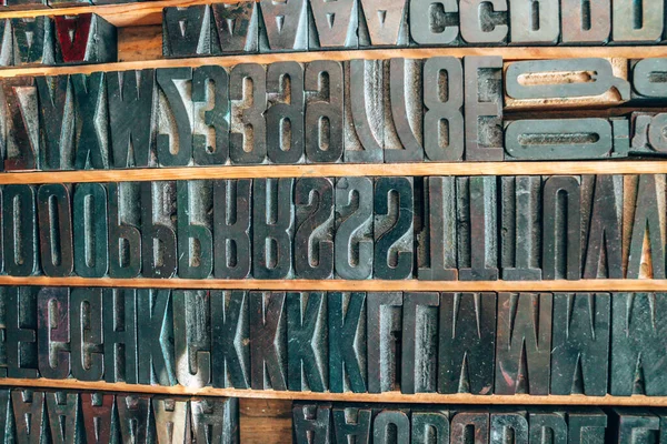 Oude typografie drukmachine met letterstalen. — Stockfoto