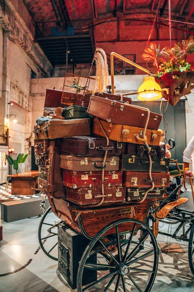 Vintage Pile Ancient Suitcases Form of Tower Design Concept Travel Luggage — Foto de Stock