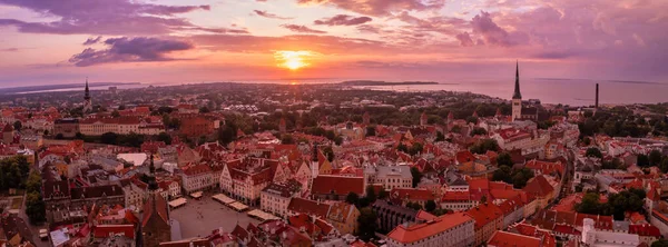 Panoramic view of Old Tallinn city at purple sunset, Estonia. — стоковое фото