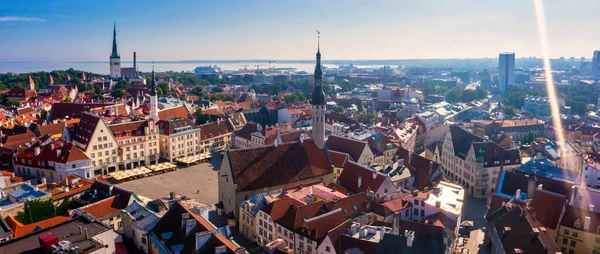 Widok z lotu ptaka na Stare Miasto w Tallinie w piękny letni dzień — Zdjęcie stockowe