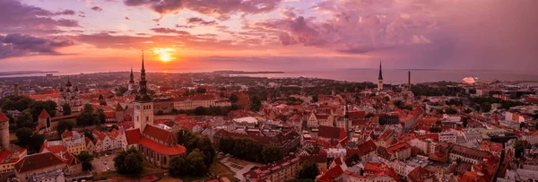Panoramic view of Old Tallinn city at purple sunset, Estonia. — Stock Fotó