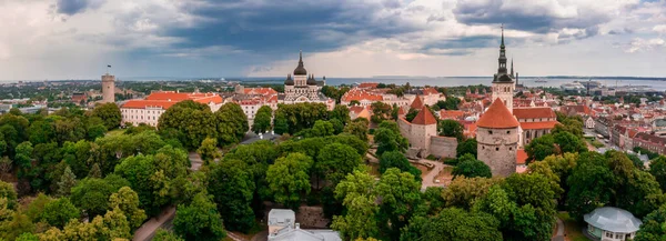 Aerial View of Tallinn Old Town in a beautiful summer day — Foto de Stock