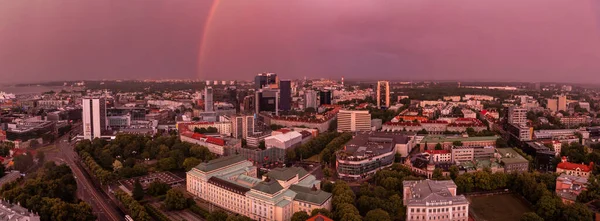 Panoramic view of Old Tallinn city at purple sunset, Estonia. — Fotografia de Stock