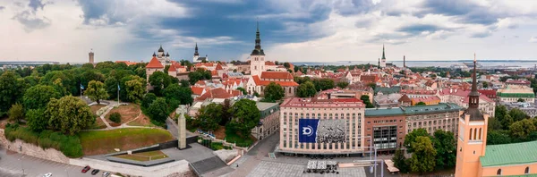 Nowoczesne budynki w tle. Piękny widok na Tallin. — Zdjęcie stockowe