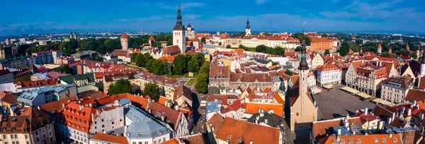 Aerial View of Tallinn Old Town in a beautiful summer day — Foto de Stock