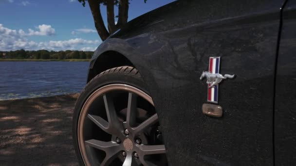 Μαύρο Ford Mustang μοντέλο σταθμευμένο. Αθλητικά θρυλικά αμερικανικά σπορ αυτοκίνητο — Αρχείο Βίντεο