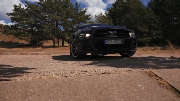 Černý Ford Mustang model zaparkovaný. Sportovní legendární americké sportovní auto — Stock video