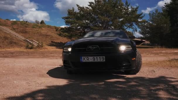 Černý Ford Mustang model zaparkovaný. Sportovní legendární americké sportovní auto — Stock video