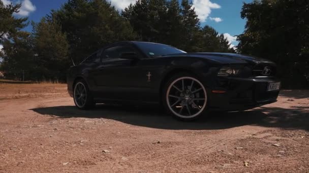Zwarte Ford Mustang model geparkeerd. Sportieve legendarische Amerikaanse sportwagen — Stockvideo