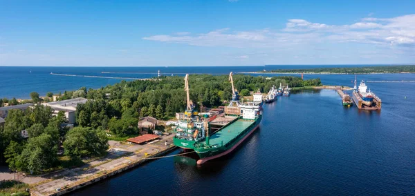 Cargo ship at floating dry dock is being renovated — Stock Photo, Image