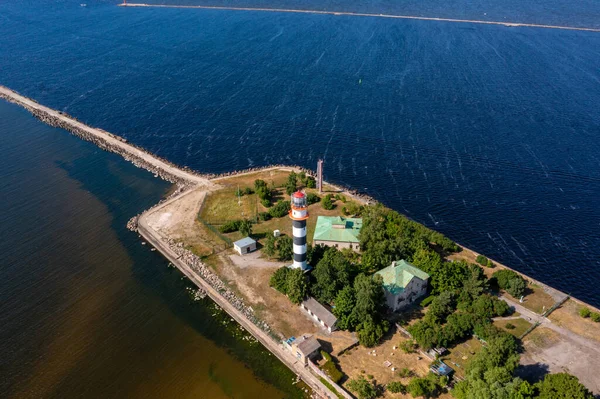 Вид з повітря на маяк на березі річки і моря . — стокове фото