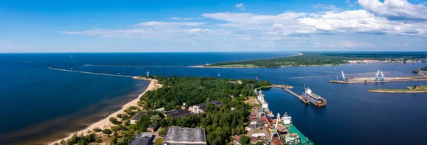 Aerial view of the lighthouse at the river bank and the sea. — Foto Stock