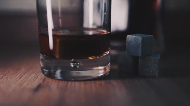 Bicchiere di whisky, pietre speciali di raffreddamento del whisky — Video Stock