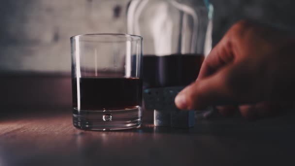Verter el whisky dorado, el coñac o el brandy de la botella en un vaso — Vídeo de stock
