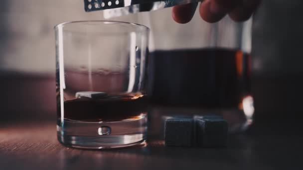 Vaso de whisky, piedras especiales de enfriamiento de whisky — Vídeos de Stock