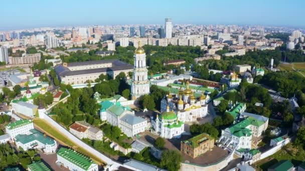 Vista aérea mágica do Mosteiro de Kiev Pechersk Lavra — Vídeo de Stock