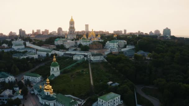 Vista aérea mágica del monasterio de Kiev Pechersk Lavra — Vídeos de Stock