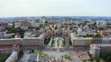 Meydan Nezalezhnosti Bağımsızlık Anıtı üzerindeki Kyiv Ukrayna 'nın havadan görünüşü.