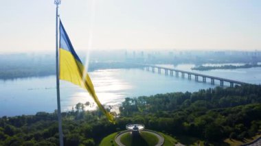 Ukrayna bayrağının rüzgarda dalgalanan havadan görünüşü Kyiv şehrine karşı