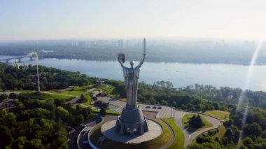 Kiev 'deki Anavatan Anıtı' nın havadan görünüşü.