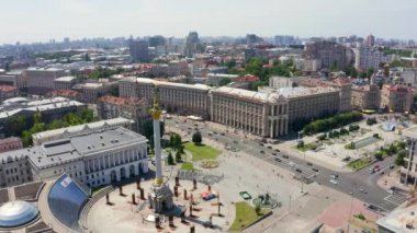 Meydan Nezalezhnosti Bağımsızlık Anıtı üzerindeki Kyiv Ukrayna 'nın havadan görünüşü.