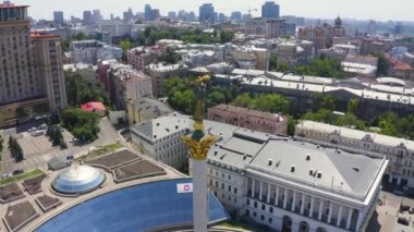 Meydan Nezalezhnosti Bağımsızlık Anıtı üzerindeki Kyiv Ukrayna 'nın havadan görünüşü.