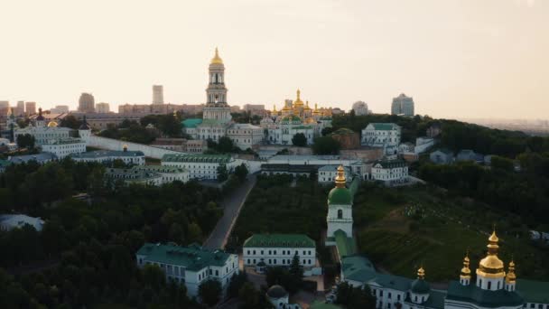 Magisk antenn utsikt över Kiev Pechersk Lavra klostret — Stockvideo