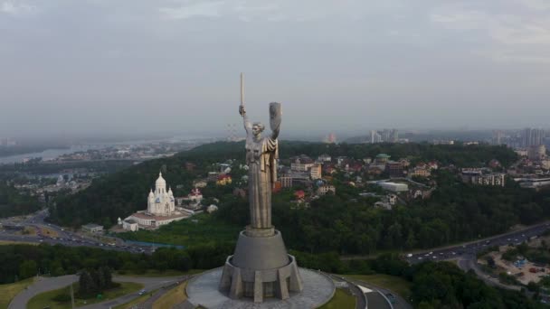 Vista aérea do monumento da Mãe Pátria em Kiev. — Vídeo de Stock